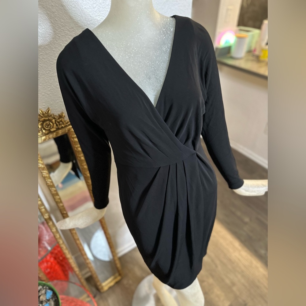 Marchesa Notte Women’s Black Long Sleeve VNeck Mini Dress. Size 2